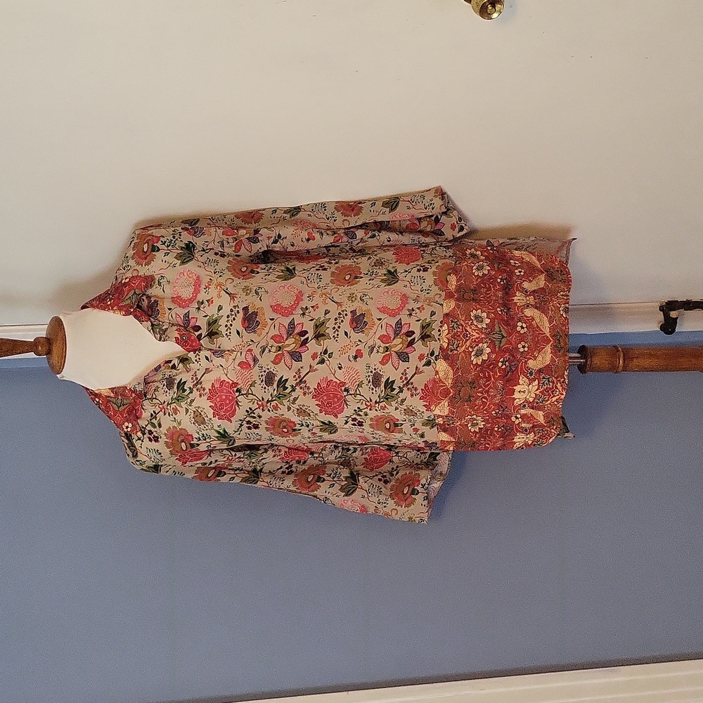Soft Surroundings Rayon Top Blouse Long Sleeve Red Floral VNeck Buttons Small
